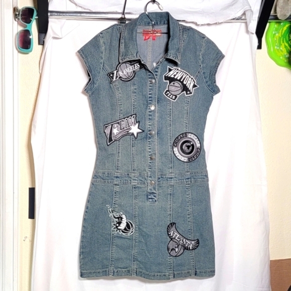 🔥LE MORE🔥BLUE DENIM DRESS W🏀NBA EMBROIDED🏀LOGOS ✨️WOMEN'S MEDIUM - Picture 1 of 6